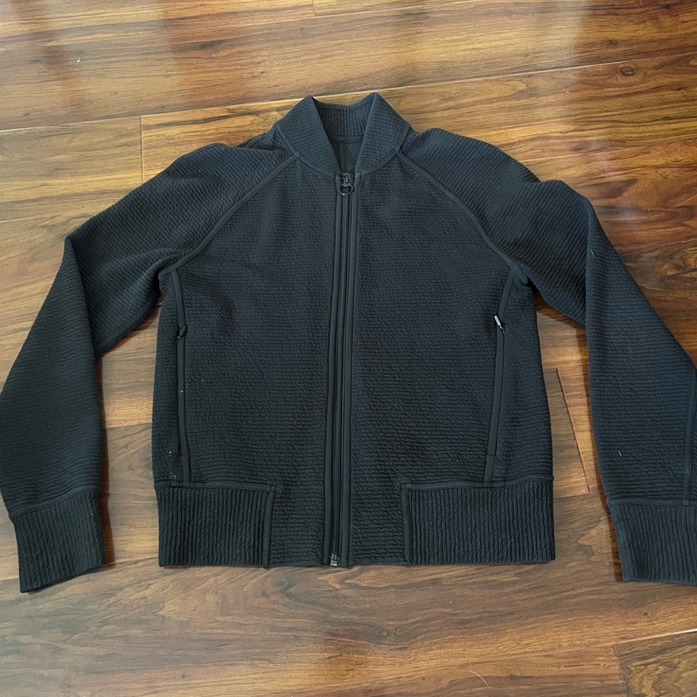 Lululemon women’s repeat bomber in size 6 black